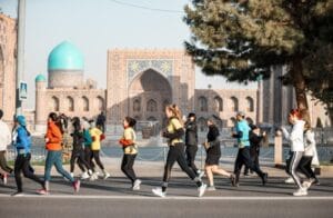Samarkand maraton juoksijoita Ilo Urheilumatkat