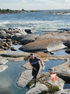 ULKOSAARISTON RASTIPÄIVÄT 2.-4.8.2026 5 Uto suunnistaja nousee rantarastilta Ilo Urheilumatkat