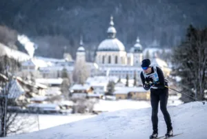 Konig Ludwig hiihtaja ja luostari taustalla Ilo Urheilumatkat